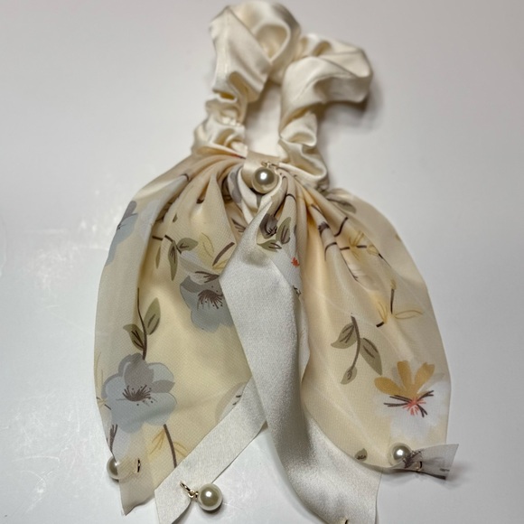 Floral Pearl-Embellished Hair Scrunchies Set 4 pieces - Picture 6 of 10